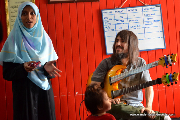 Bumblefoot appeared excited to perform for the children.